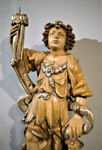 XVIIe siècle - Ange céroféraire en bois sculpté, polychrome et argenté, Italie XVIIe